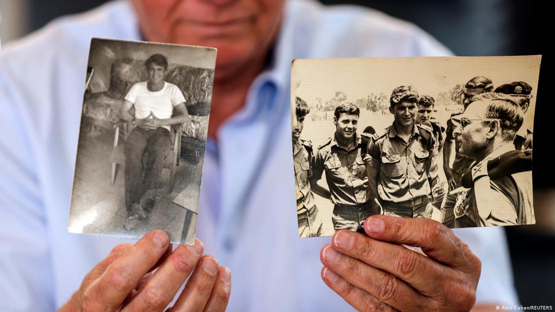 Homem exibe fotos da Guerra do Yom Kippur de 1973