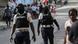 Agentes de policía caminan cerca de personas que cargan con sus pertenencias mientras huyen de sus hogares y vecindarios debido a enfrentamientos entre bandas, en Puerto Príncipe. (Archivo 24.04.2023) Agentes de policía caminan cerca de personas que cargan con sus pertenencias mientras huyen de sus hogares y vecindarios debido a enfrentamientos entre bandas, en Puerto Príncipe. (Archivo 24.04.2023)