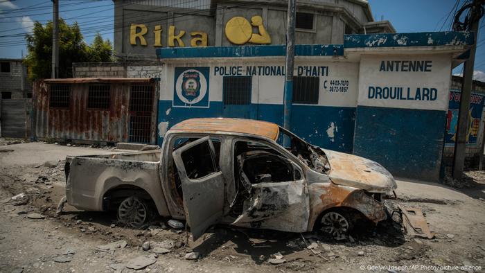 La carrocería quemada de un coche de policía en Puerto Príncipe, en una calle destruida por los enfrentamientos con bandas criminales.