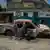 La carrocería quemada de un coche de policía en Puerto Príncipe, en una calle destruida por los enfrentamientos con bandas criminales.