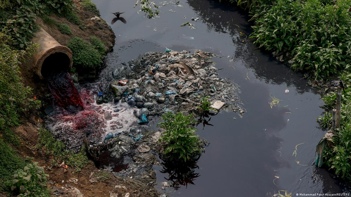 দূষণে, দখলে বিপর্যস্ত বাংলাদেশের নদী