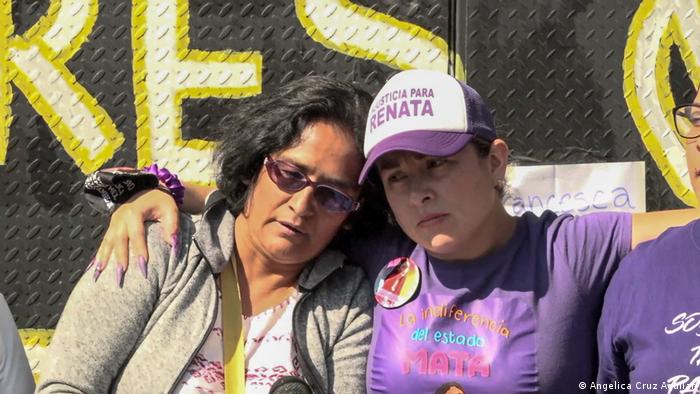 Lorena Gutiérrez y Karen Martinely (dcha.), madres de Fátima y Renata, ambas víctimas de feminicidio en México