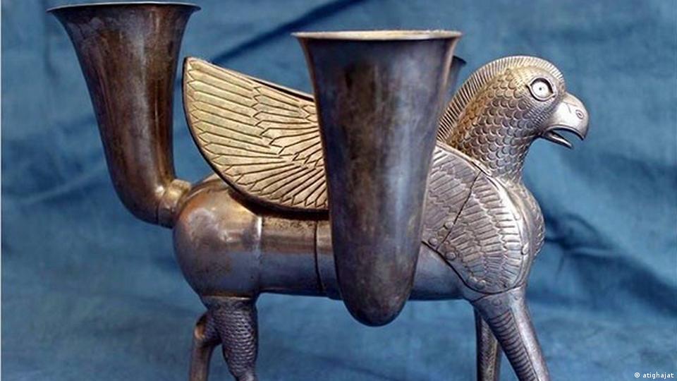 در تاریخ ایران باستان تصاویر بسیاری از ظروفی ثبت شده که از آنها از جمله برای نوشیدن شراب استفاده می‌شده است