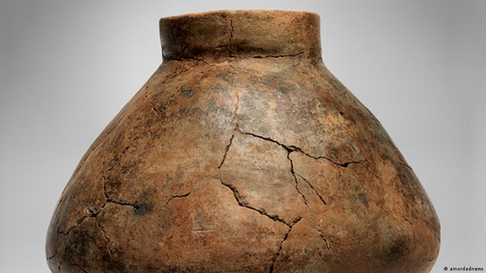 تُنگ شراب ۷ هزارساله‌ای که رسوبات شراب انگور در آن دیده شده و در تپه حاجی فیروز (نقده) در سال ۱۹۶۰ میلادی کشف شده است