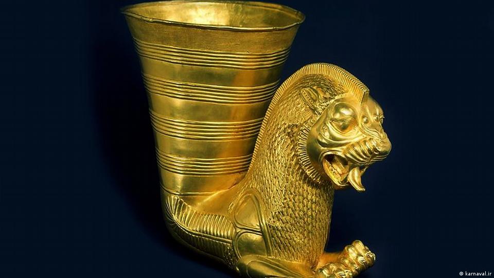 در تاریخ ایران باستان تصاویر بسیاری از ظروفی ثبت شده که از آنها از جمله برای نوشیدن شراب استفاده می‌شده است