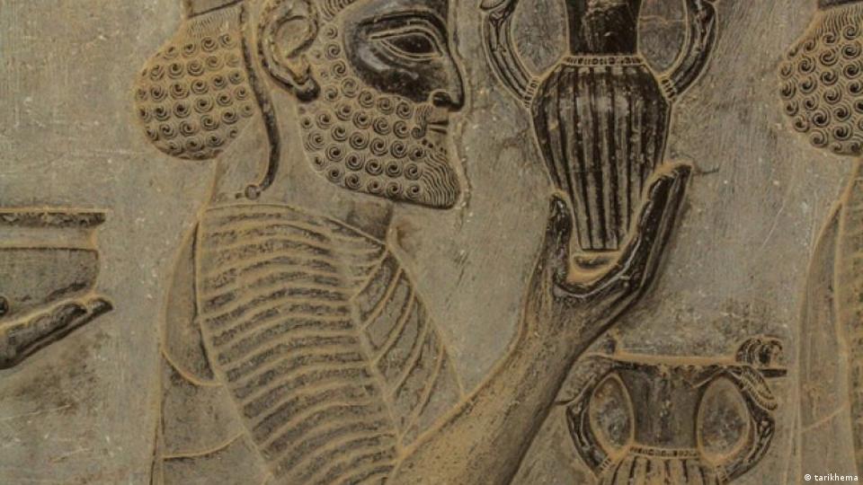 در تاریخ ایران باستان تصاویر بسیاری از ظروفی ثبت شده که از آنها از جمله برای نوشیدن شراب استفاده می‌شده است