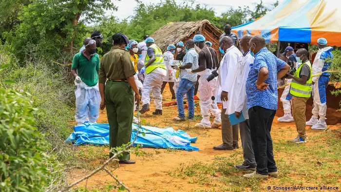Funcionarios inspeccionan un bosque donde se encontraron 90 cuerpos cerca de la Iglesia Internacional de la Buena Nueva, en la ciudad de Malindi de Kilifi, Kenia, el 23 de abril de 2023.