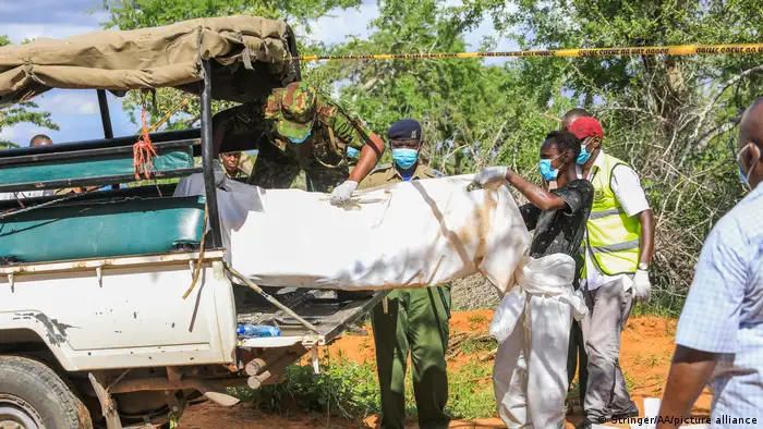 Funcionarios llevan el cadáver de una persona que murió en el culto a la inanición cerca de la Iglesia Internacional de la Buena Nueva, en la ciudad de Malindi de Kilifi, Kenia, el 23 de abril de 2023.