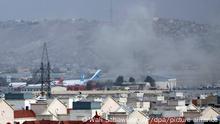 26.08.2021+++ Rauch steigt von einer tödlichen Explosion vor dem Flughafen in Kabul, Afghanistan, auf, Donnerstag, 26. August 2021. Zwei Selbstmordattentäter und bewaffnete Männer haben in den letzten Tagen einer massiven Luftbrücke, die Tausende von Menschen angezogen hat, die vor der Machtübernahme der Taliban in Afghanistan fliehen wollten, auf Menschenmengen in der Nähe des Flughafens von Kabul gezielt. Die afghanischen Taliban sollen den Anführer der IS-Zelle getötet haben, die angeblich für den verheerenden Selbstmordanschlag auf den Flughafen von Kabul im August 2021 verantwortlich ist. Zu diesem Schluss sei die US-Regierung anhand von Geheimdienstinformationen gekommen. +++ dpa-Bildfunk +++