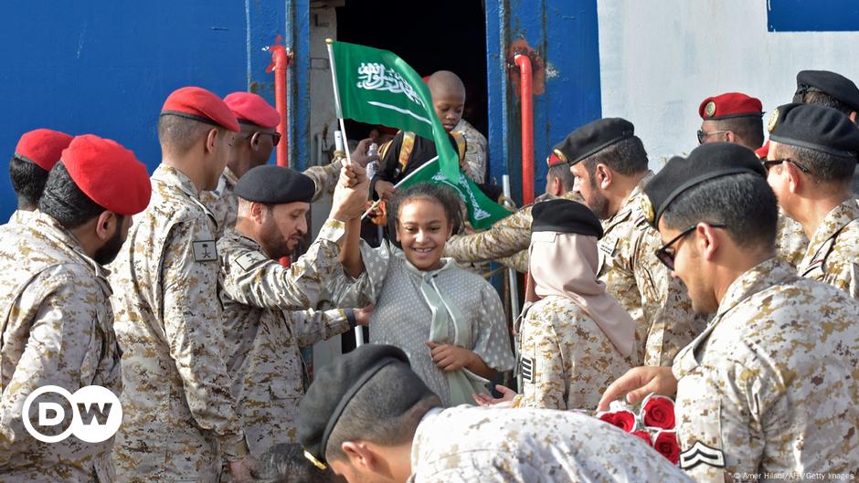 Sudan updates: Rescued civilians reach Saudi Arabia, Turkey – DW – 04/26/2023