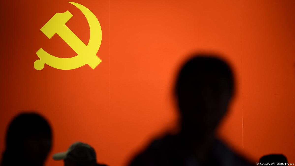 中共党旗和数个人影