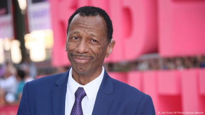 CJ Jones schneidet eine Grimasse