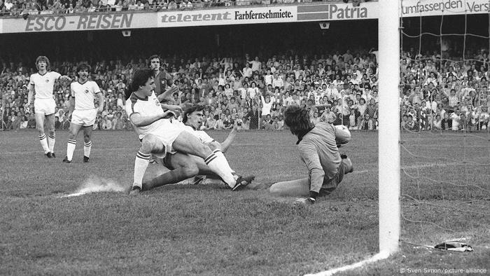 Spielszene mit Klaus und Thomas Allofs von Fortuna Düsseldorf im Europapokalfinale 1979 gegen den FC Barcelona