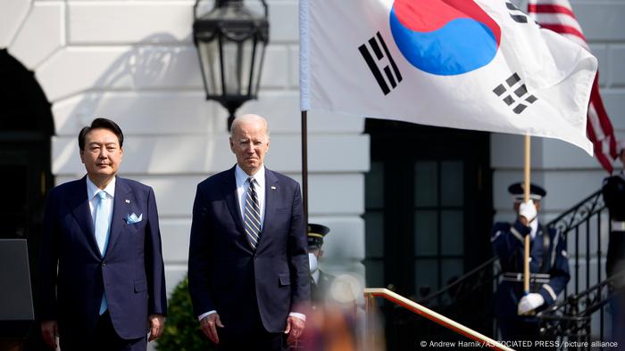 El Presidente de Corea del Sur, Yoon Suk Yeol, (izq.) y el Presidente Joe Biden (der.) se encuentrar de pie escuchando un himno durante la ceremonia hecha por la Casa Blanca en Washington.