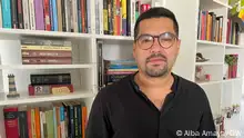 من هو أوسكار مارتينيز الفائز بجائزة DW لعام 2023؟