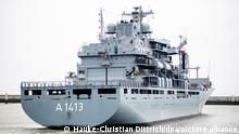 12.4.2023, Der Einsatzgruppenversorger Bonn der Marine verlässt den Hafen am Marinestützpunkt. Das Marineschiff ist mit rund 170 Soldatinnen und Soldaten an Bord zu einem EU-Einsatz zur Überwachung des Waffenembargos gegen Libyen im Mittelmeer gestartet. +++ dpa-Bildfunk +++