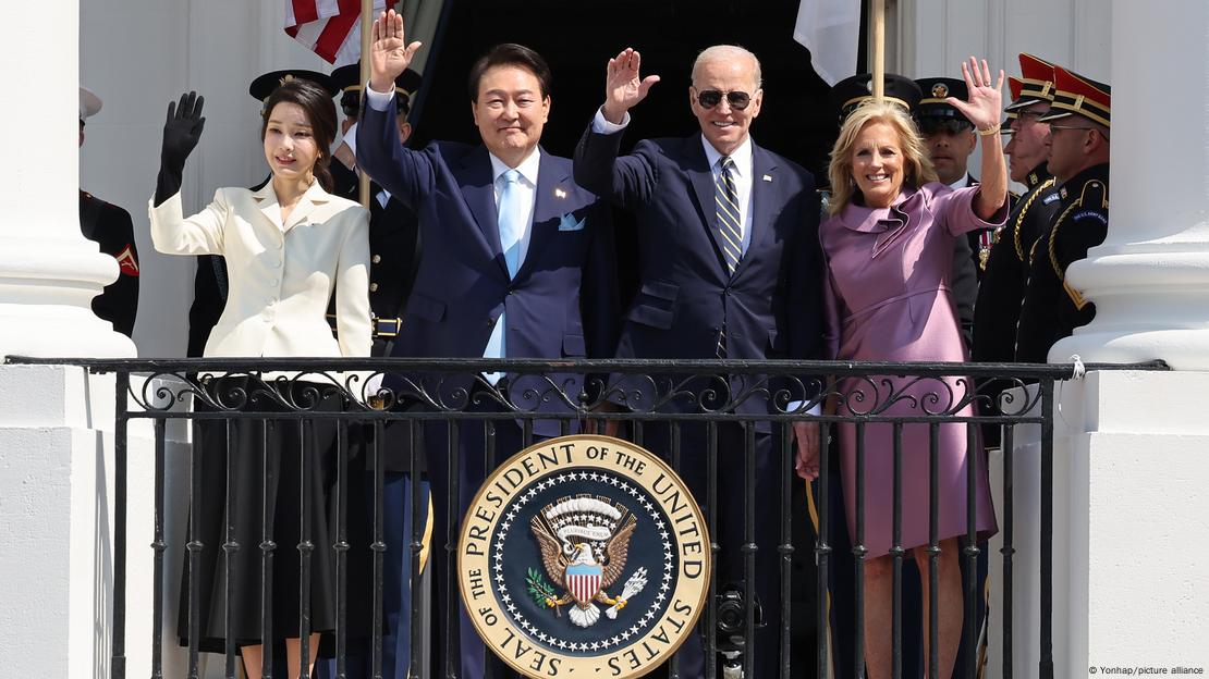 Joe Biden, Jill Biden, Yook Suk Yoel dhe Jim Koen Hee përshëndesin me dorë turmat.