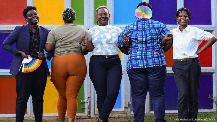 Mitglieder der LGBTQ-Community in Uganda feiern Mitglieder der LGBTQ-Community in Uganda feiern