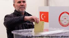 27.04.2023+++ Hürth - Ein Wähler gibt im Türkischen Generalkonsulat seine Stimme für die Parlaments- und Präsidentenwahl in der Türkei ab. Türken im Ausland können bis zum 9. Mai für die Parlaments- und Präsidentenwahl in der Türkei abstimmen.