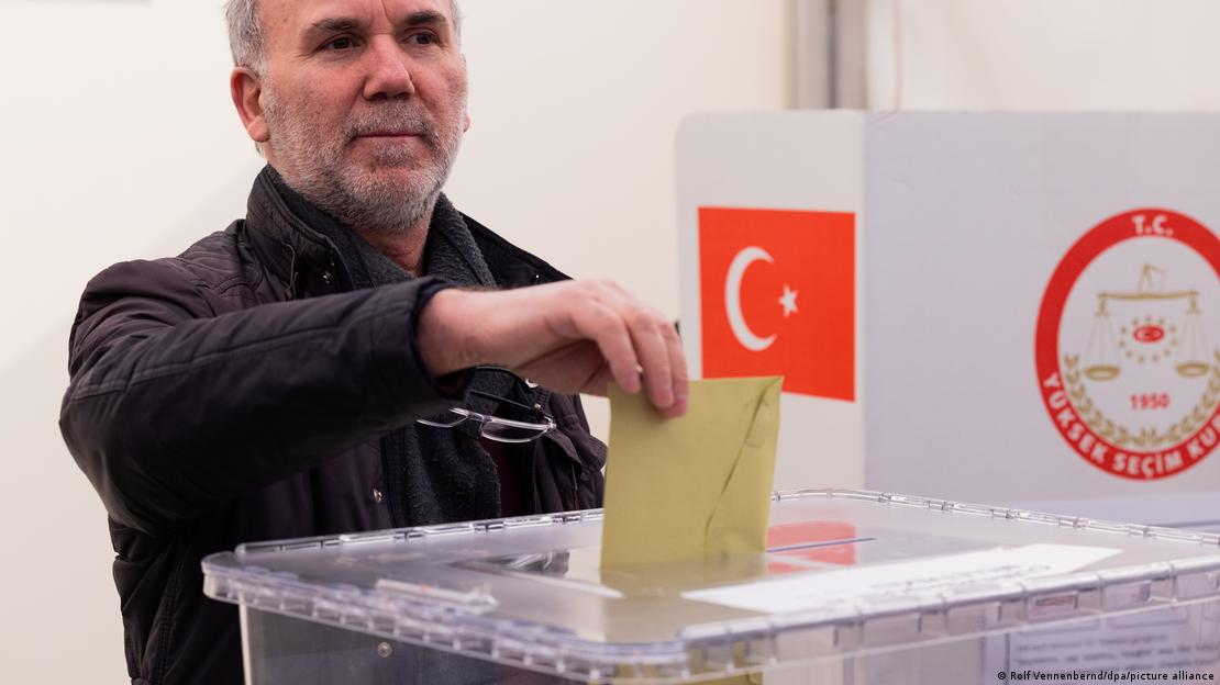 Ψηφοφόρος στο Τουρκικό Προξενείο του Χιρτ