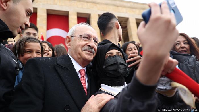 Eine Frau macht ein Selfie von sich und Kemal Kılıçdaroğlu, sie sind umringt von Menschen 