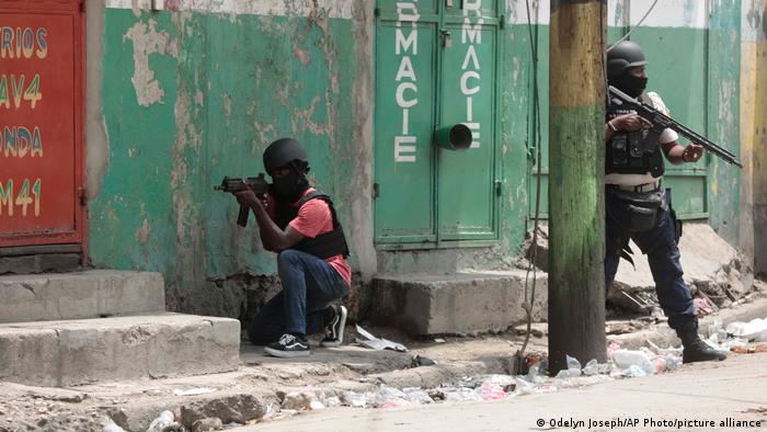 Agentes de policía se ponen a cubierto durante una operación antipandillas en el barrio de Portail de Puerto Príncipe. (Archivo 25.04.2023)