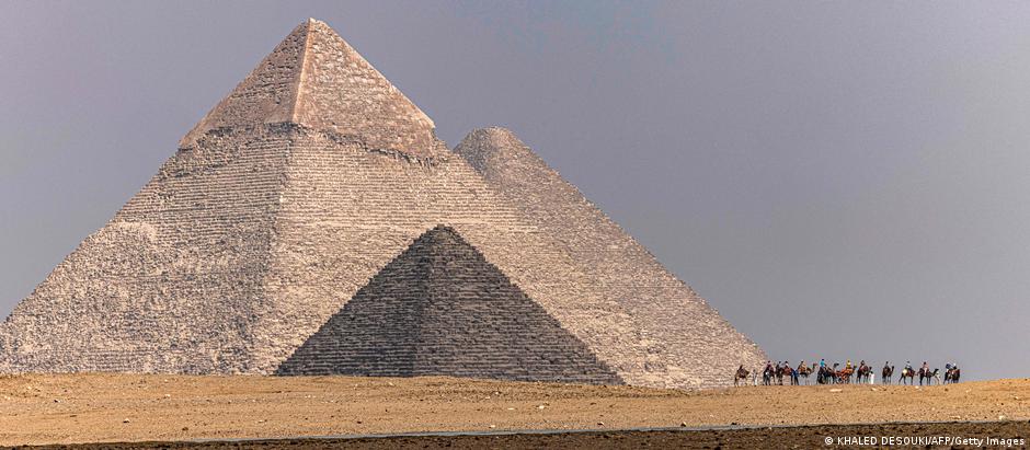 A Pir&acirc;mide de Miquerinos em primeiro plano, atr&aacute;s dela a Pir&acirc;mide de Qu&eacute;fren e a Pir&acirc;mide de Qu&eacute;ops