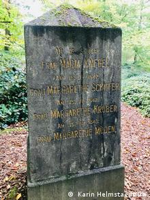 Ein steinernes Denkmal mit den Namen von Frauen, die im 17. Jahrhundert Opfer von Hexenverfolgungen wurden.