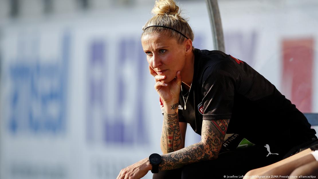 Leipzigs Trainerin Anja Mittag beobachtet von der Bank