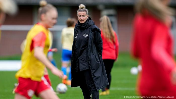 Anja Mittag, Co-Trainerin bei RB leipzig beobachtet ihre Spielerinnen beim Training