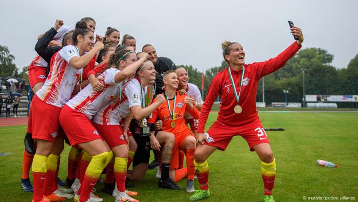 Die Frauenmannschaft von RB Leipzig feiert den Sieg im Sächsischen Landespokal 2020, indem Anja Mittag ein Selfie macht und alle in die Kamera jubeln