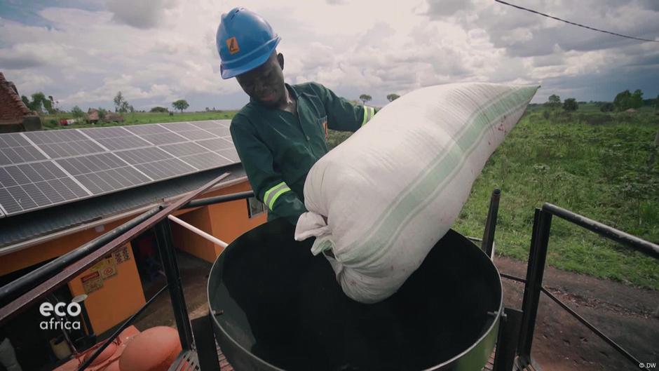 Turning farm waste into clean energy in uganda dw 05 02 2023