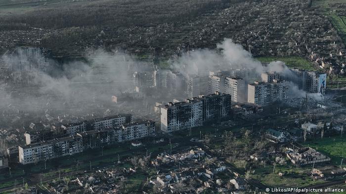 Zerstörte und abgebrannte Wohnhäuser in der stark umkämpften Stadt Bachmut in der Ostukraine