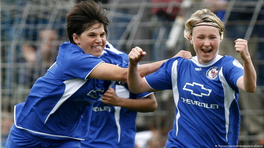 Ariane Hingst und Conny Pohlers vom 1. FFC Turbine Potsdam jubeln