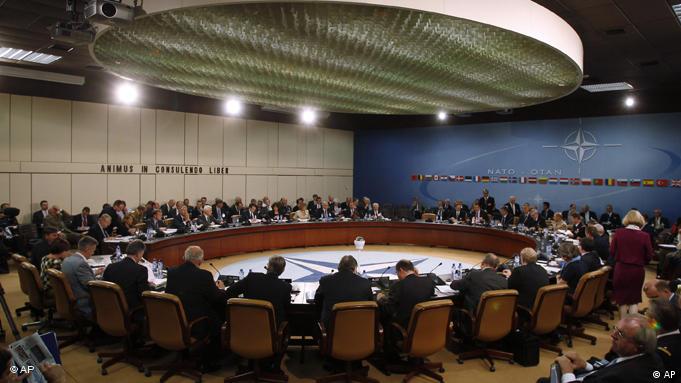 NATO-Verteidigungsminister tagen in Brüssel am runden Tisch