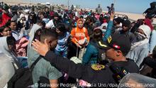 Ein peruanischer Polizist sperrt Migranten den Weg an der Grenze zwischen Chile und Peru. Die Migranten warten seit Tagen in der Wüste im Norden von Chile darauf, die Grenze nach Peru überqueren zu dürfen. Sie wollen in ihre Heimatländer zurück, so die Behauptung lokaler Medien gegenüber. Chile versucht gleichzeitig, rechtlich gegen Migranten ohne gültige Papiere vorzugehen. +++ dpa-Bildfunk +++