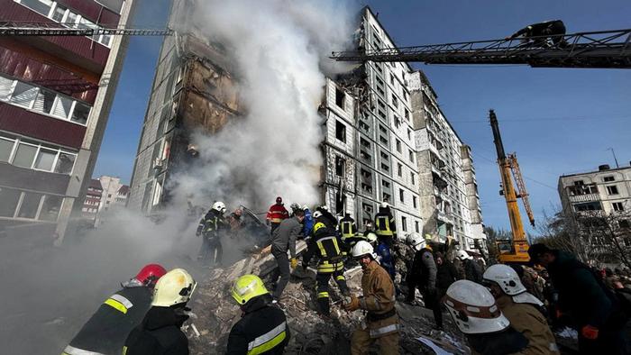 Rettungsaktion nach dem russischen Raketenangriff auf die ukrainischen Stadt Uman, 28. April 2023