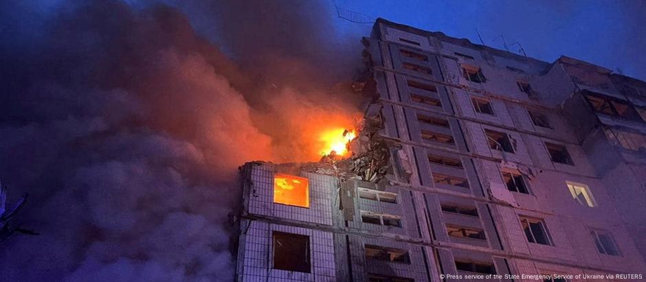 Ao menos dez pessoas foram mortas, entre elas duas crianças, após míssil russo atingir edifício residencial em Uman, na região central da Ucrânia