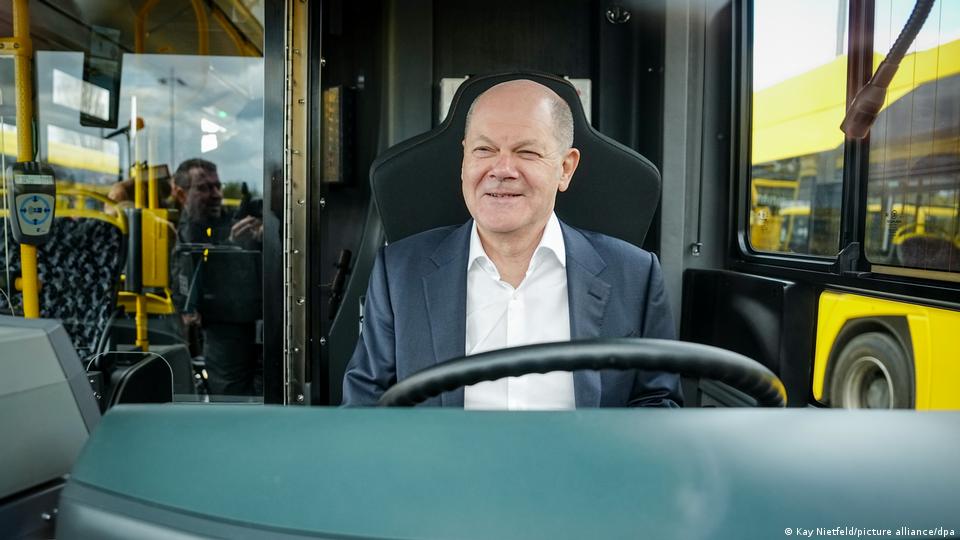 Олаф Шольц за кермом берлінського автобуса