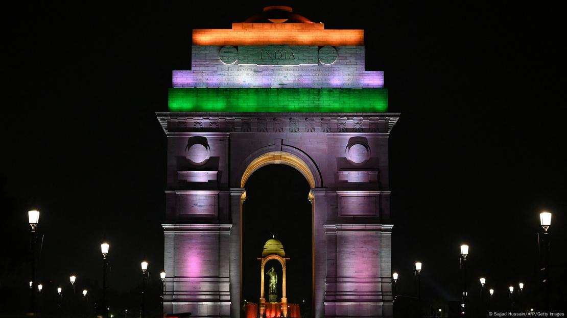 Das Gate of India nachts, angestrahlt in den Nationalfarben Rot, Weiß, Grün