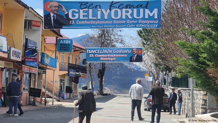 Ein Kilicdaroglu-Wahlkampfposter über einer Straße: Ich bin Kemal, ich komme.