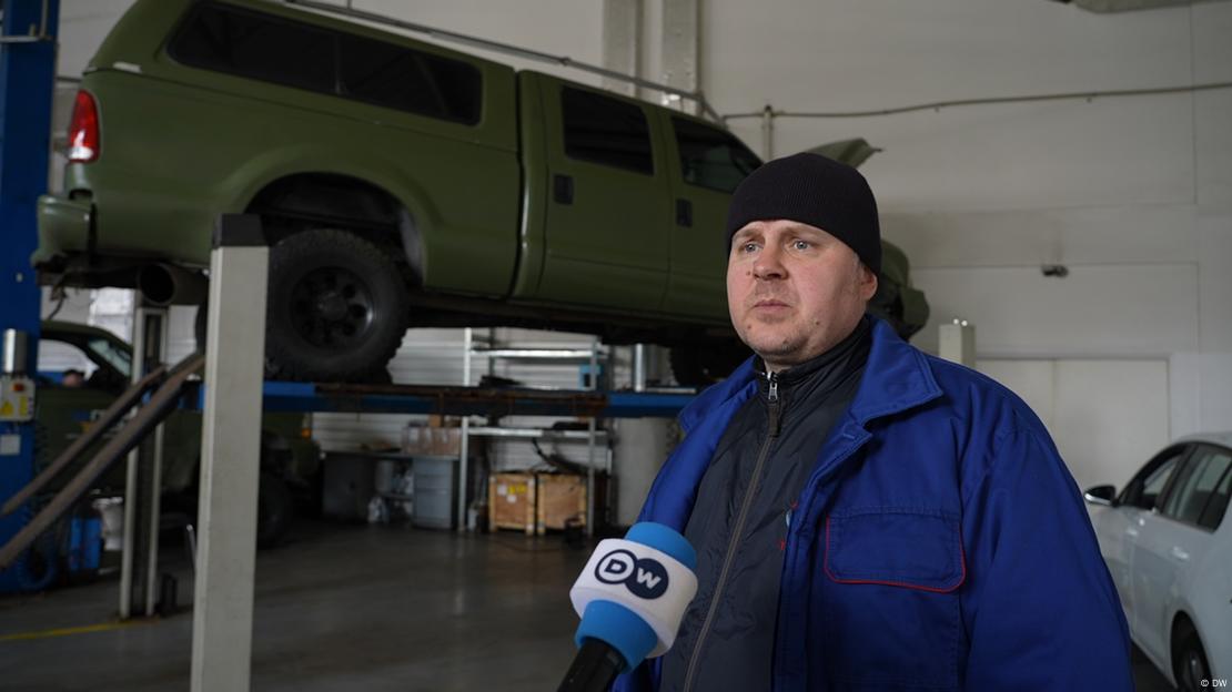 Київська СТО, на якій працює Віктор Роденко, теж допомагає готувати авто для фронту