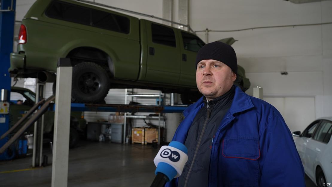 Київська СТО, на якій працює Віктор Роденко, теж допомагає готувати авто для фронту