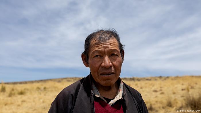 Se ve el agricultor Moisés Larota.