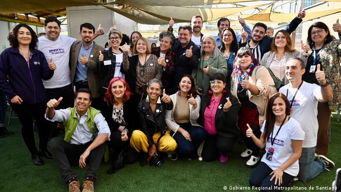 Representantes de fundaciones y del gobierno de Chile en el lanzamiento del programa Quédate, de prevención del suicidio.