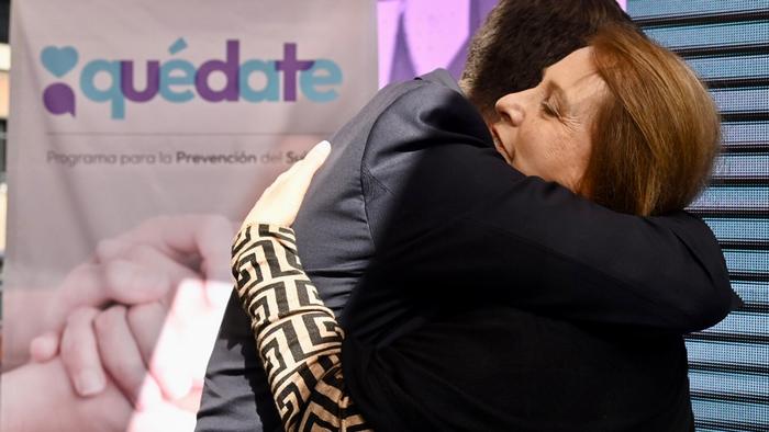 Paulina del Río, de la Fundación José Ignacio, abraza a un participante.