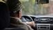 Stariji gospodin vizi automobil Stariji gospodin vizi automobil