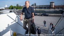 Bundeskanzler Olaf Scholz (SPD), steigt am Flughafen Berlin-Brandenburg in ein Flugzeug der Flugbereitschaft um nach Afrika zu fliegen. Bei der ersten Afrika-Reise von Bundeskanzler Olaf Scholz, ist Senegal die Erste Station, bevor es anschließend weiter nach Niger und Südafrika geht.