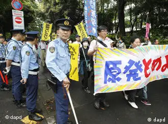 Anti-nuclear demonstrators begin a march in Tokyo, Saturday, June 11, 2011. The protesters held mass demonstrations against the use of nuclear power, as Japan marked the three-month anniversary of the powerful earthquake and tsunami that killed tens of thousands and triggered one of the world's worst nuclear disasters. The banner reads Stop nuclear plants! (Foto:Koji Sasahara/AP/dapd)