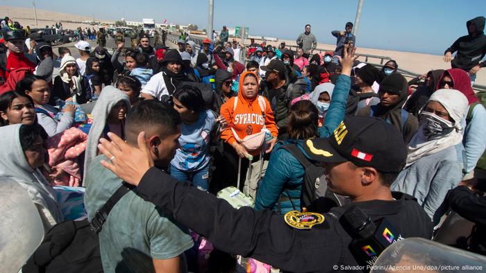 Migrantes en la frontera entre Chile y Perú. Migrantes en la frontera entre Chile y Perú.